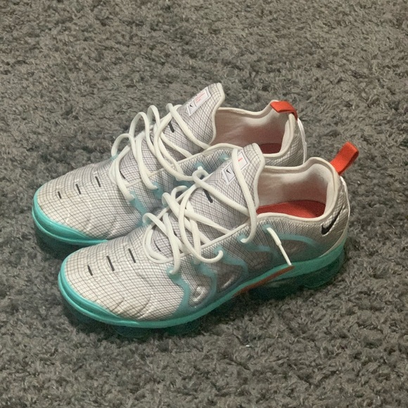 nike air vapormax plus aurora cosmic clay